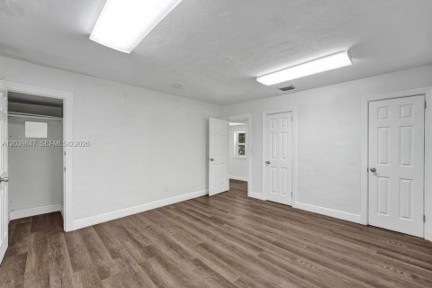 Commercial property in Miami Beach, Florida № 2089461 - photo 22