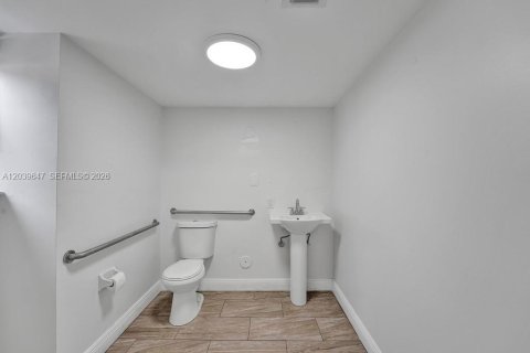 Commercial property in Miami Beach, Florida № 2089461 - photo 24