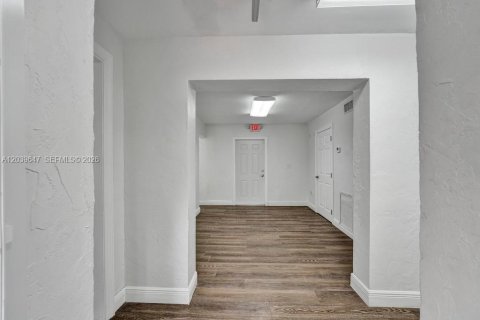 Commercial property in Miami Beach, Florida № 2089461 - photo 5