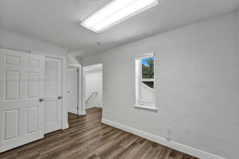 Commercial property in Miami Beach, Florida № 2089461 - photo 18