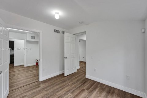 Commercial property in Miami Beach, Florida № 2089461 - photo 9