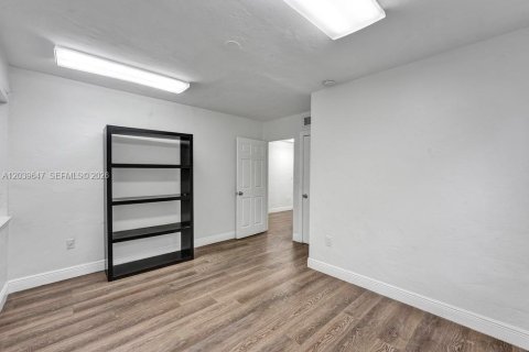 Commercial property in Miami Beach, Florida № 2089461 - photo 13