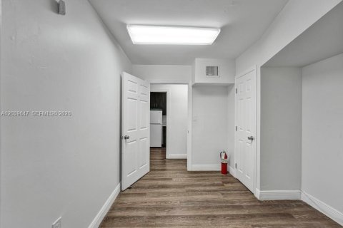 Commercial property in Miami Beach, Florida № 2089461 - photo 8