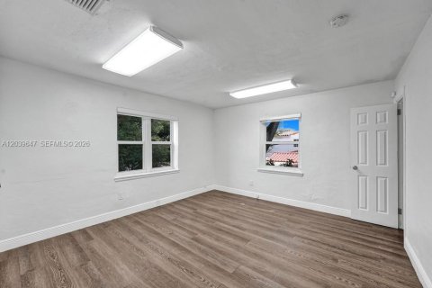 Commercial property in Miami Beach, Florida № 2089461 - photo 21