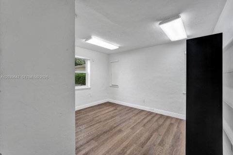 Commercial property in Miami Beach, Florida № 2089461 - photo 12