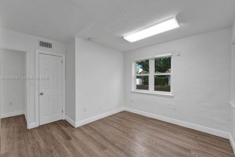 Commercial property in Miami Beach, Florida № 2089461 - photo 14