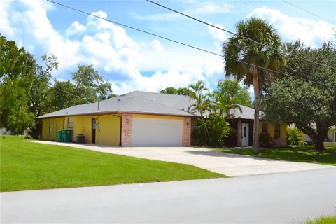Casa en venta en Port Charlotte, Florida, 3 dormitorios, 192.31 m2 № 1911185 - foto 1