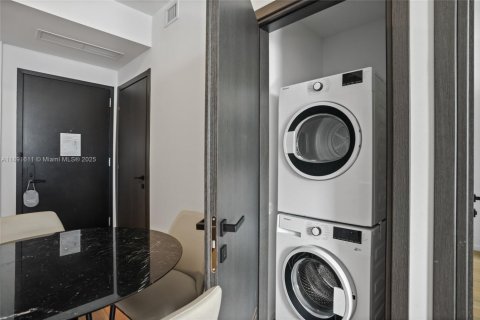 Condo in Miami, Florida, 1 bedroom  № 1943882 - photo 14