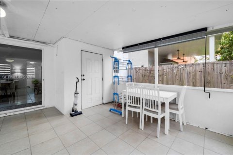 Villa ou maison à vendre à Miami, Floride: 3 chambres, 148.27 m2 № 2068097 - photo 24