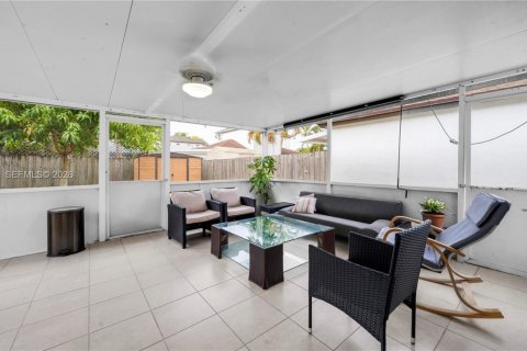 Villa ou maison à vendre à Miami, Floride: 3 chambres, 148.27 m2 № 2068097 - photo 22