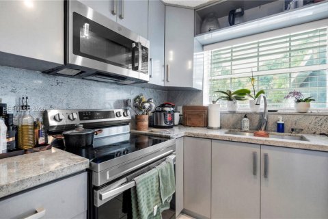 Villa ou maison à vendre à Miami, Floride: 3 chambres, 148.27 m2 № 2068097 - photo 18