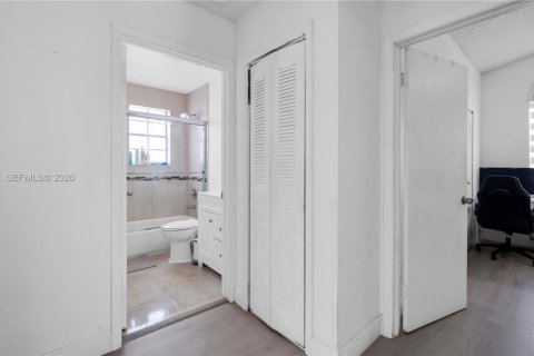 Villa ou maison à vendre à Miami, Floride: 3 chambres, 148.27 m2 № 2068097 - photo 26