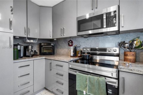 Villa ou maison à vendre à Miami, Floride: 3 chambres, 148.27 m2 № 2068097 - photo 19