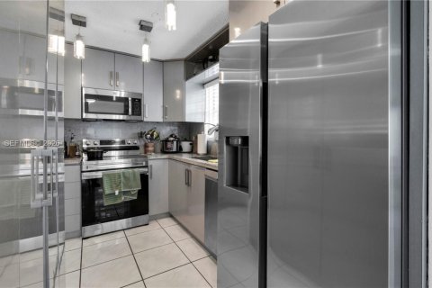 Villa ou maison à vendre à Miami, Floride: 3 chambres, 148.27 m2 № 2068097 - photo 16