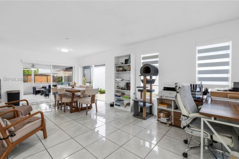 Villa ou maison à vendre à Miami, Floride: 3 chambres, 148.27 m2 № 2068097 - photo 9
