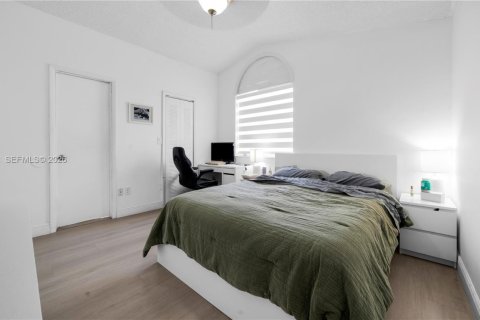 Villa ou maison à vendre à Miami, Floride: 3 chambres, 148.27 m2 № 2068097 - photo 28