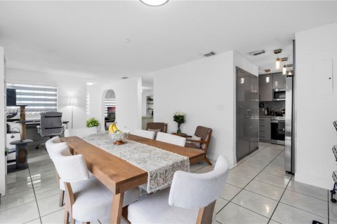 Villa ou maison à vendre à Miami, Floride: 3 chambres, 148.27 m2 № 2068097 - photo 12