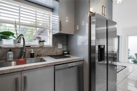 Villa ou maison à vendre à Miami, Floride: 3 chambres, 148.27 m2 № 2068097 - photo 17