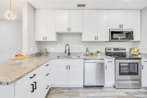Casa en venta en Saint Petersburg, Florida, 4 dormitorios, 159.98 m2 № 1541796 - foto 7
