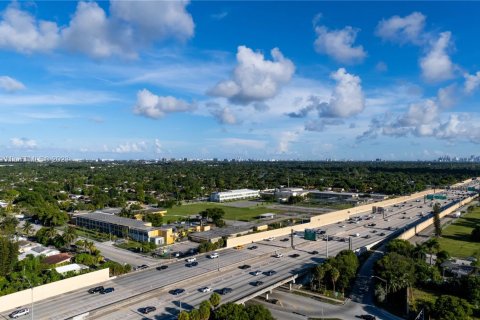 Commercial property in Miami, Florida № 1892818 - photo 4