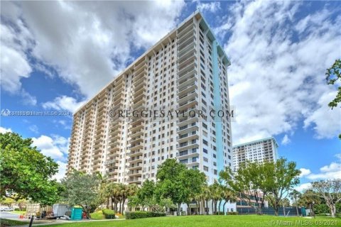 Condominio en venta en Hollywood, Florida, 2 dormitorios, 145.86 m2 № 1360227 - foto 1