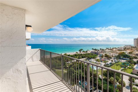 Condominio en venta en Hollywood, Florida, 2 dormitorios, 145.86 m2 № 1360227 - foto 2