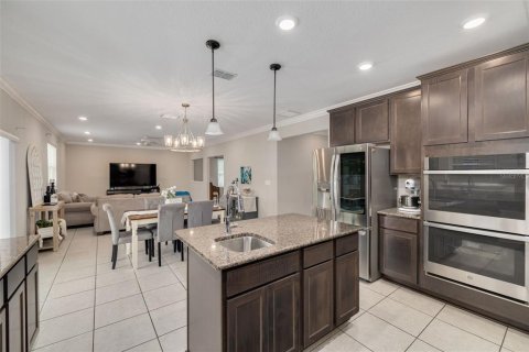 House in Spring Hill, Florida 5 bedrooms, 279.08 sq.m. № 2157775 - photo 14