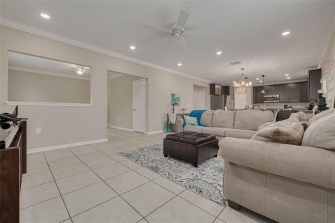 House in Spring Hill, Florida 5 bedrooms, 279.08 sq.m. № 2157775 - photo 8