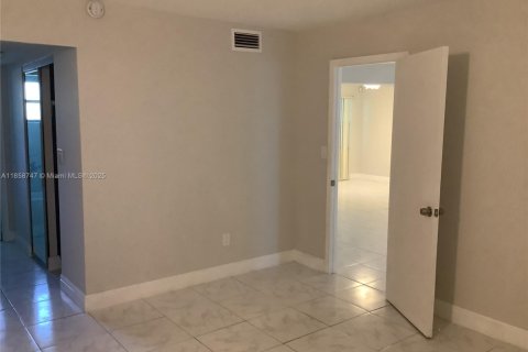 Condominio en venta en Lauderdale Lakes, Florida, 2 dormitorios, 102.38 m2 № 1887244 - foto 12