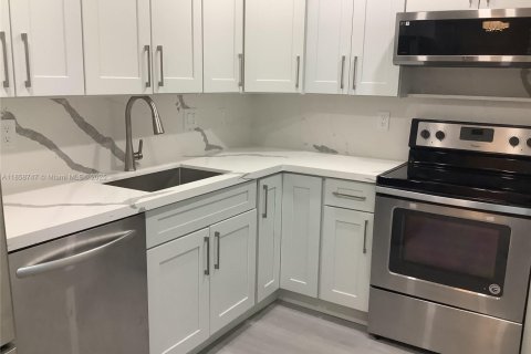 Condominio en venta en Lauderdale Lakes, Florida, 2 dormitorios, 102.38 m2 № 1887244 - foto 2