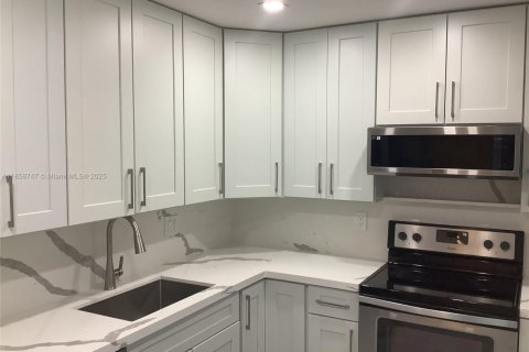 Condominio en venta en Lauderdale Lakes, Florida, 2 dormitorios, 102.38 m2 № 1887244 - foto 1