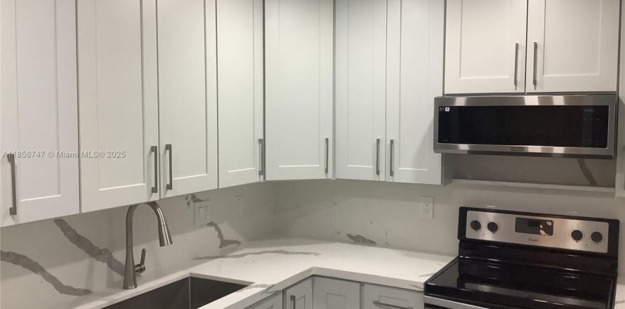 Condominio en Lauderdale Lakes, Florida, 2 dormitorios  № 1887244