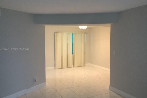 Condominio en venta en Lauderdale Lakes, Florida, 2 dormitorios, 102.38 m2 № 1887244 - foto 5