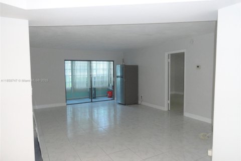 Condominio en venta en Lauderdale Lakes, Florida, 2 dormitorios, 102.38 m2 № 1887244 - foto 7