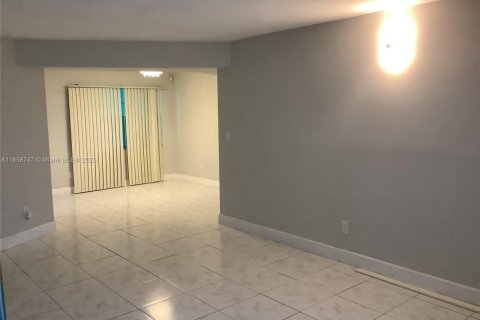 Condominio en venta en Lauderdale Lakes, Florida, 2 dormitorios, 102.38 m2 № 1887244 - foto 6