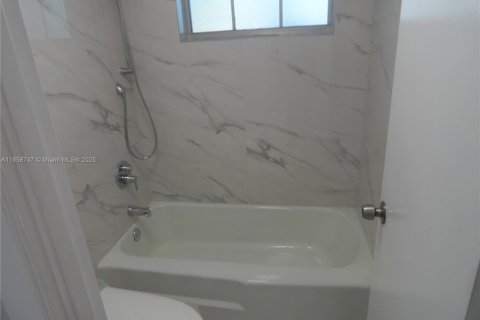 Condominio en venta en Lauderdale Lakes, Florida, 2 dormitorios, 102.38 m2 № 1887244 - foto 16