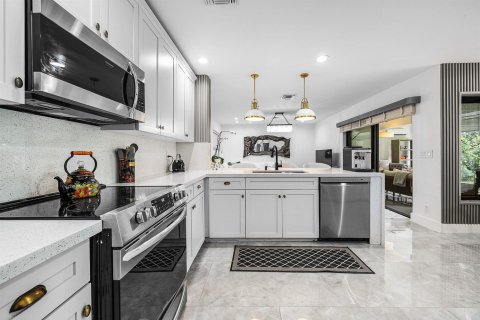 House in Boca Raton, Florida 4 bedrooms, 255.48 sq.m. № 2146795 - photo 10