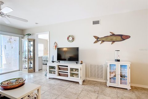Condo in Lake Suzy, Florida, 2 bedrooms  № 1569623 - photo 16