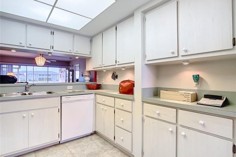 Condo in Lake Suzy, Florida, 2 bedrooms  № 1569623 - photo 9