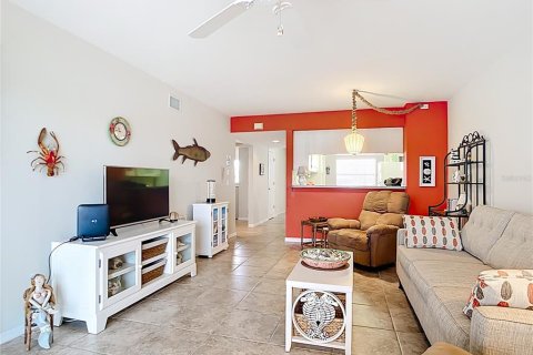 Condo in Lake Suzy, Florida, 2 bedrooms  № 1569623 - photo 15