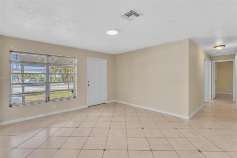 Снять в аренду виллу или дом в Дания-Бич, Флорида 3 спальни, 123.1м2, № 2027399 - фото 8