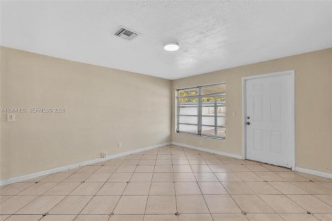 Снять в аренду виллу или дом в Дания-Бич, Флорида 3 спальни, 123.1м2, № 2027399 - фото 7