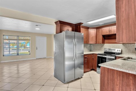 Снять в аренду виллу или дом в Дания-Бич, Флорида 3 спальни, 123.1м2, № 2027399 - фото 14