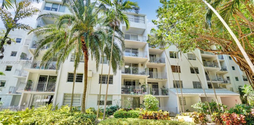 Кондоминиум с 2 спальнями в Майами, Флорида № 2040153