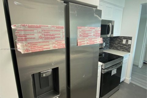 Condo in Miami, Florida, 1 bedroom  № 1924608 - photo 5