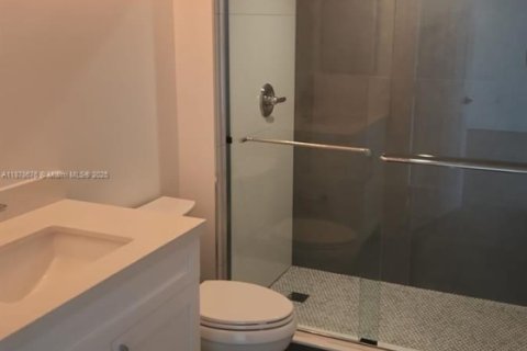 Condo in Miami, Florida, 1 bedroom  № 1924608 - photo 10