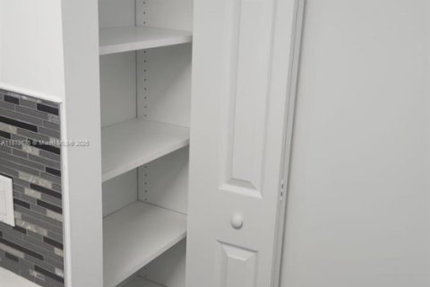 Condo in Miami, Florida, 1 bedroom  № 1924608 - photo 13
