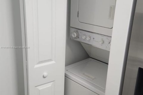 Condo in Miami, Florida, 1 bedroom  № 1924608 - photo 12