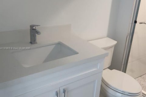 Condo in Miami, Florida, 1 bedroom  № 1924608 - photo 11