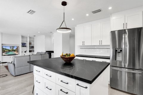 House in Cooper City, Florida 4 bedrooms, 302.4 sq.m. № 2186580 - photo 17